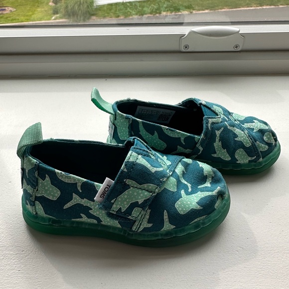 Tom’s GLOW IN THE DARK Toddler Baby Alpargata Whale Shark Shoes - Picture 4 of 9